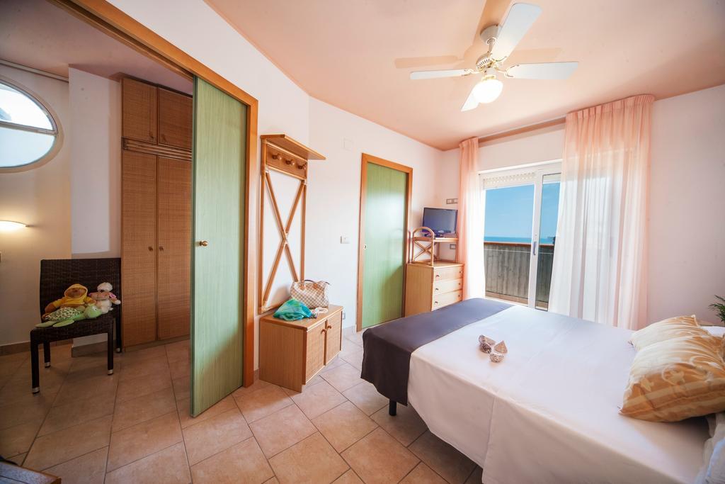 Hotel Doge Alba Adriatica Oda fotoğraf